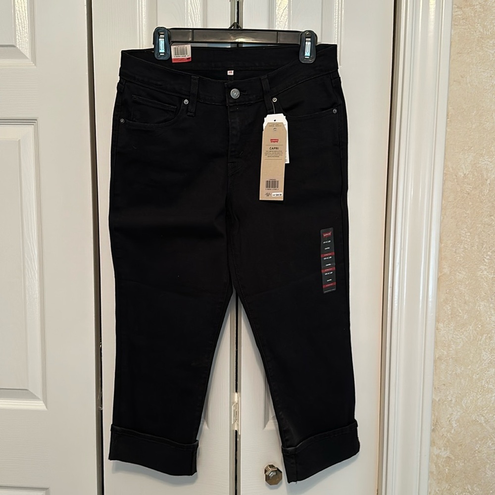 New with tags, Levi’s black Capri jeans